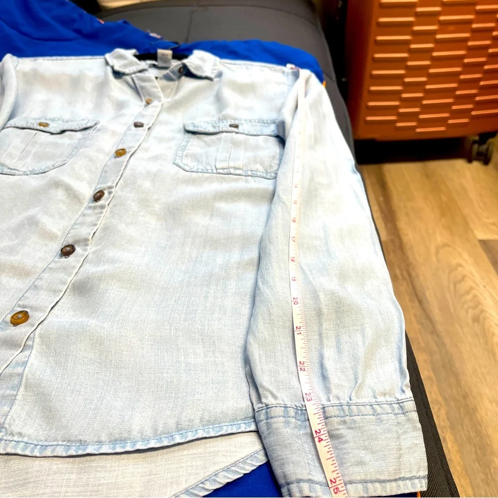 Forever 21 Women’s Button Down Denim Shirt in Size Medium - Picture 10 of 10
